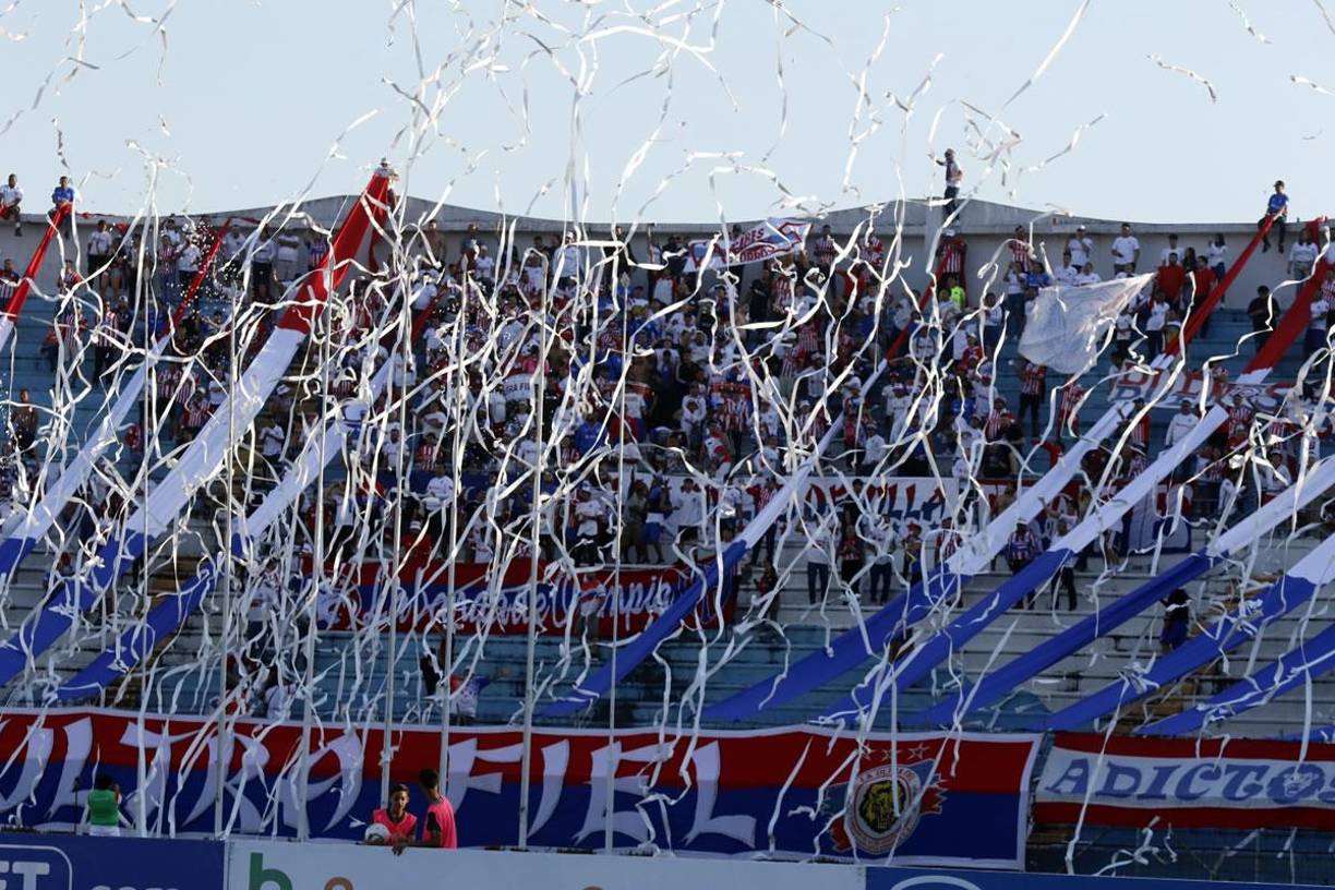 Así recibieron los aficionados olimpistas a su equipo cuando entraban a la cancha del estadio Olímpico.