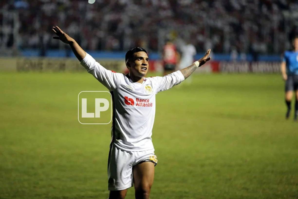 El festejo de Michaell Chirinos tras su golazo en el triunfo del Olimpia ante Alajuelense.