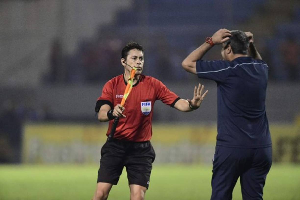 Uno de los líneas tuvo que detener a un enloquecido Diego Vázquez.