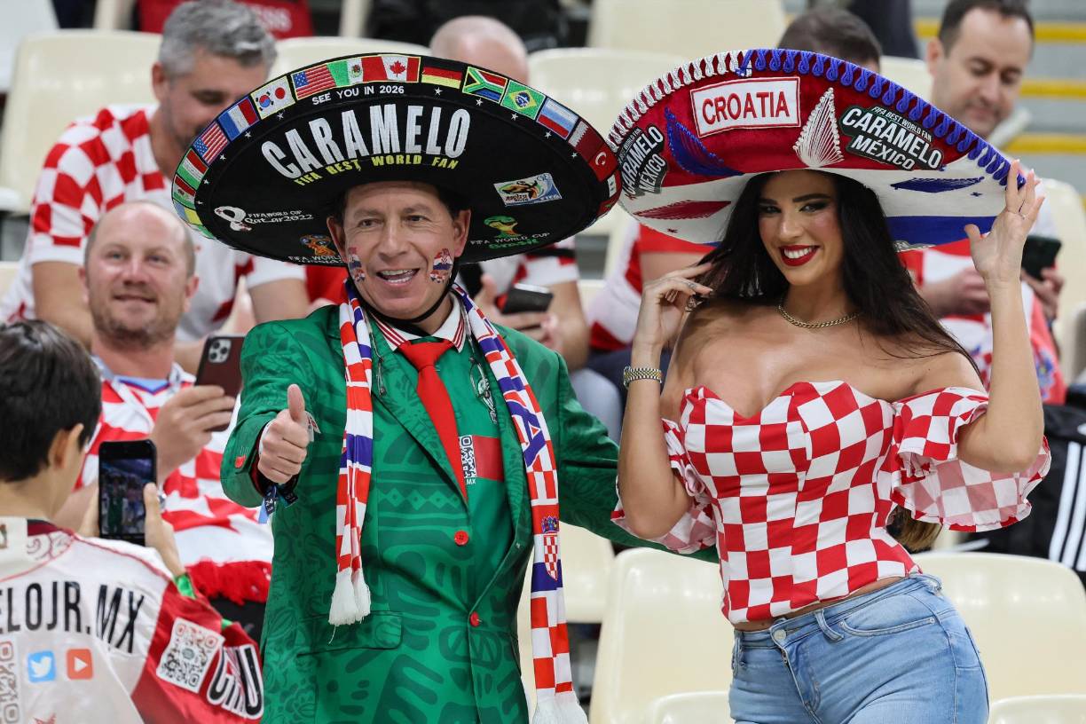 Aficionados de todos los equipos buscan tomarse fotografías con la aficionada más famosa del Mundial.