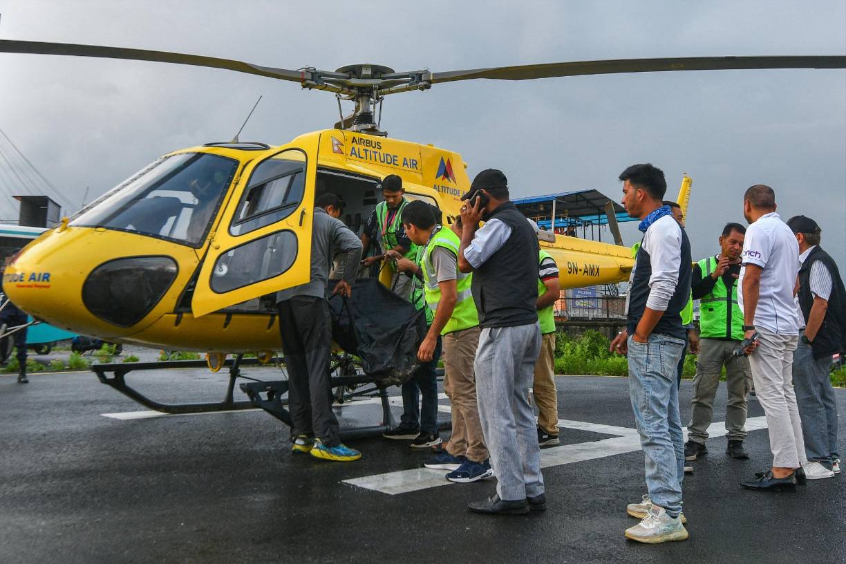 El Gobierno nepalí ha formado un comité para investigar las causas del accidente, que los informes iniciales apuntan a que pudo deberse al mal tiempo. El helicóptero golpeó primero un árbol y luego se estrelló contra el suelo del bosque.