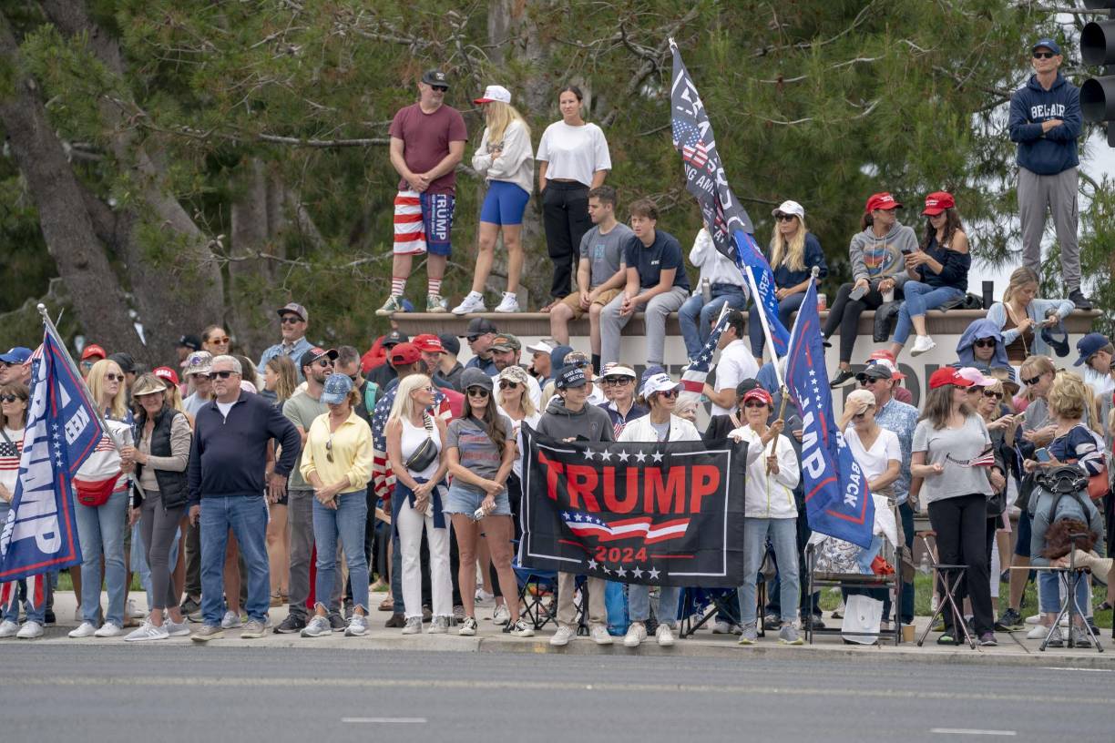 “No me importa lo que pasó en el juicio, eso no cambia mi voto por él”, dijo a AFP Lindsay Elliott, de 40 años y quien llegó con su familia al parque Sunset de Las Vegas. “Creo que (el fallo) lo va a ayudar. Creo que los estadounidenses están hartos de esto y están enojados”, apuntó.