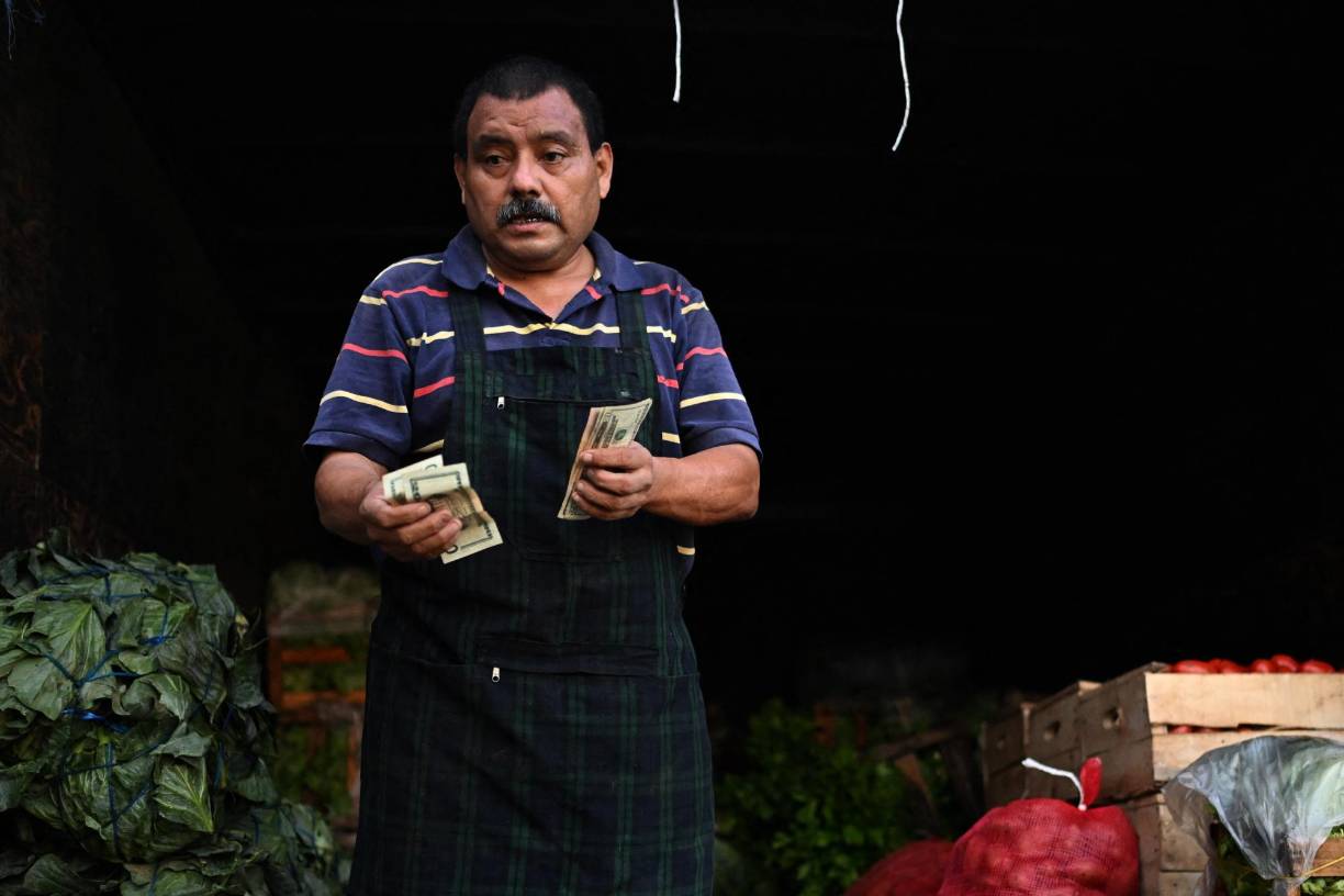 “A partir de ahora, los agromercados del MAG estarán abiertos todos los días”, escribió Bukele en la red social X, para destacar además que será “compra a precios justos”.