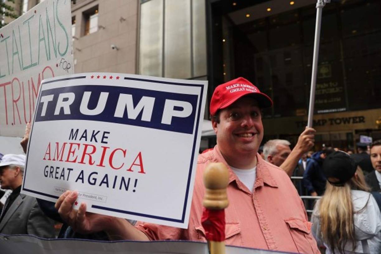 El escándalo, que estalló el viernes tras la emisión de un vídeo de 2005 con comentarios vulgares y lascivos del magnate sobre las mujeres, ha generado una enorme polémica en EEUU y ha desatado una tormenta política en el seno del Partido Republicano.