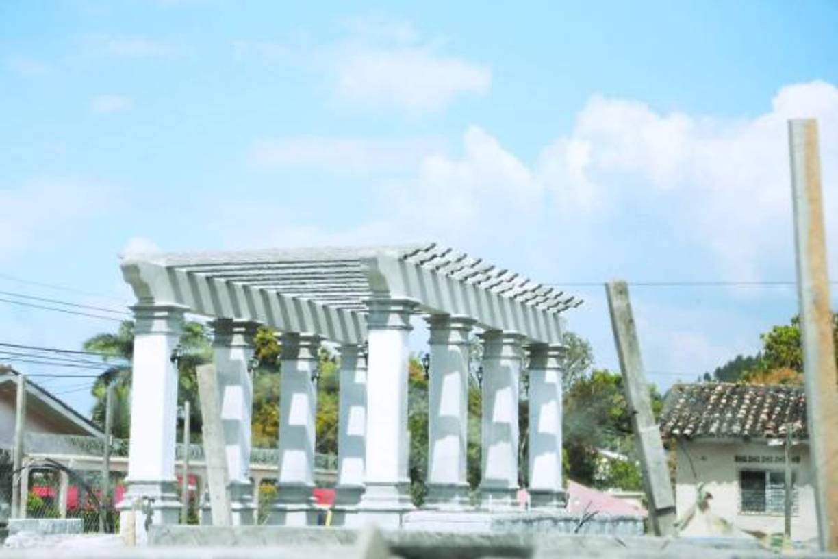 El diario El Universal de México, en la publicación del 13 de julio de 2015, revela los vínculos del líder criminal mexicano que conducen hasta el cartel de los Cachiros y al de José Miguel (Chepe) Handal Pérez, con otro grupo de empresas.