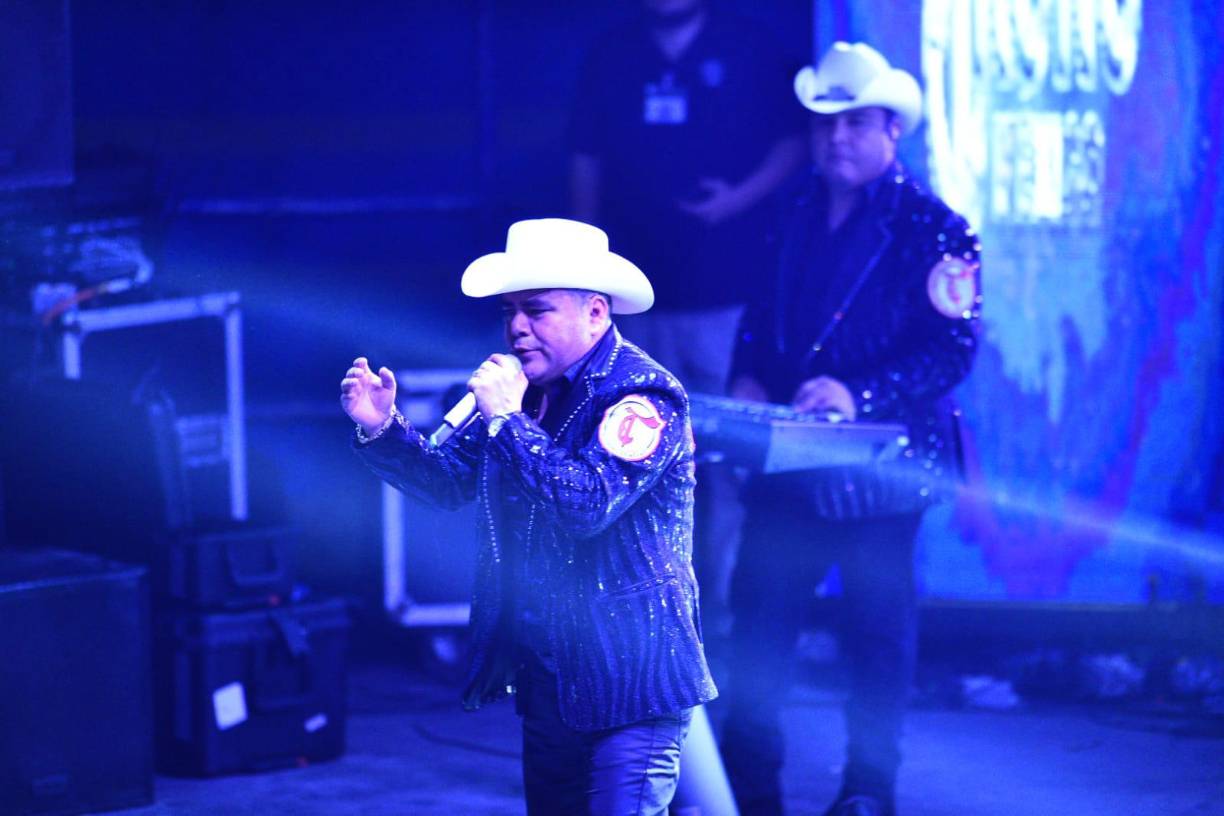 Sampedranos cantan y bailan al ritmo de El Trono de México