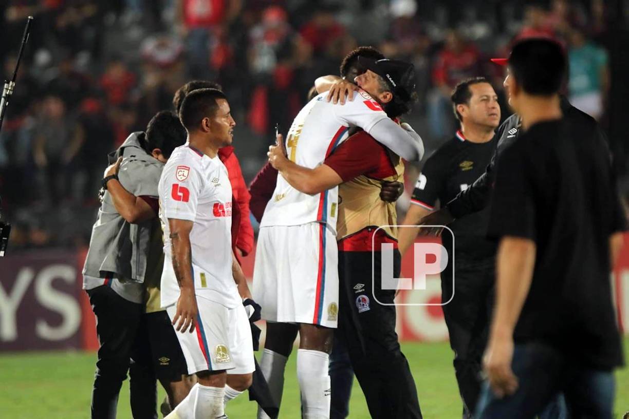Pedro Troglio se abrazó con sus jugadores tras el final del partido celebrando el nuevo título que gana con el Olimpia.