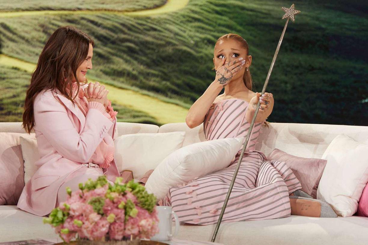 “No sé mucho sobre cuál ha sido tu relación con esta industria todo este tiempo. Pero sí sé lo que has compartido públicamente al respecto. Y solo tengo que decir que, a veces, puede ser algo feo”, indicó la entrevistada. Barrymore, conmovida hasta las lágrimas, la abrazó. Y Grande continuó: “Tu fortaleza, tu corazón, quién eres, la luz que traes y tu habilidad para bailar bajo la lluvia. Y preservar esa maravilla infantil es un verdadero regalo”.