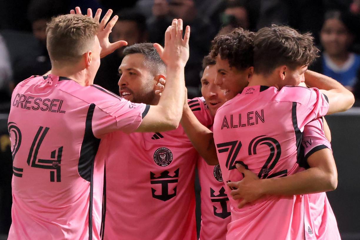 Messi, Jordi Alba, Allen y Gressel fueron algunos de los futbolistas que llegaron a celebrar con el futbolista hondureño. 