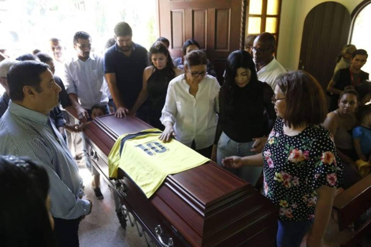 Personalidades del fútbol nacional como Alberto Chedrani y Gilberto Yearwood se acercaron a la Parroquia Nuestra Señora de Guadalupe de La Lima.