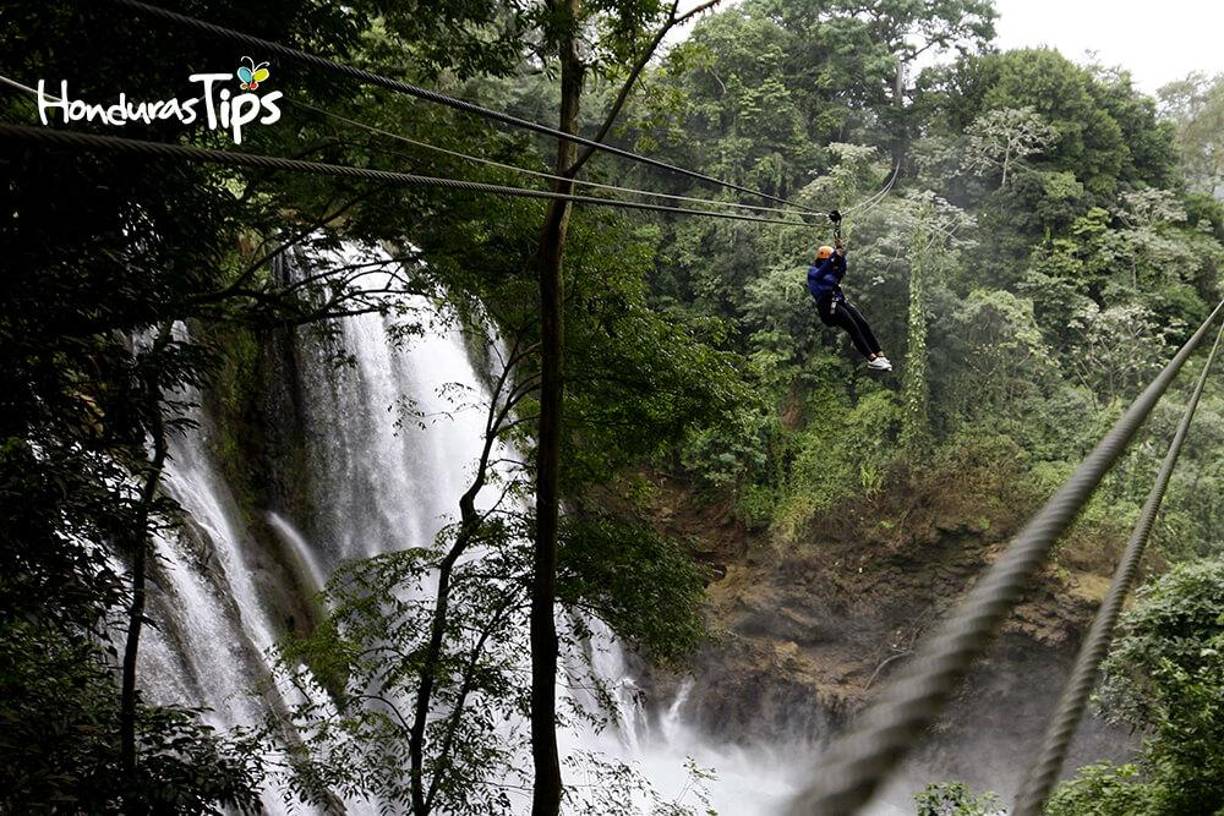 Entre ellos destacan actividades como el canopy de 12 estaciones sobre la cascada (deslizar en cables atados de una esquina a otra entre árboles).