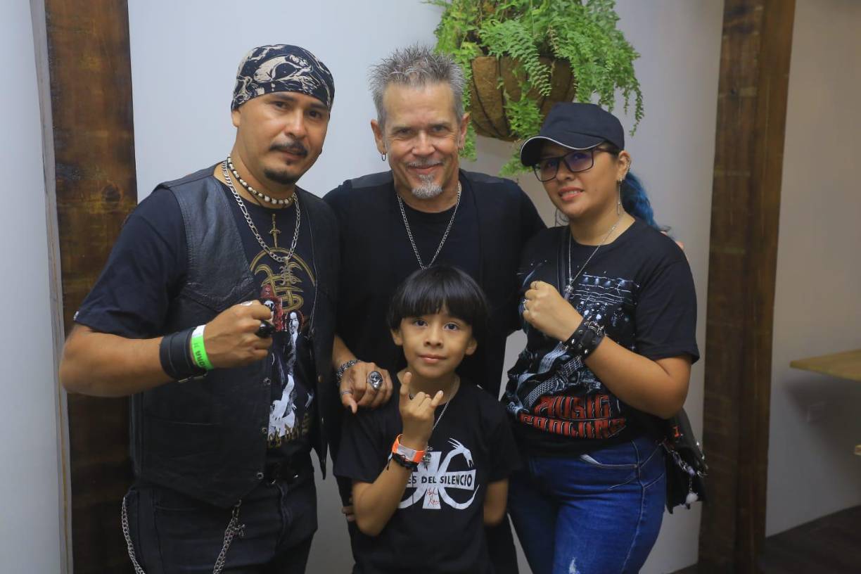 Unas horas antes del show de Roberto Caicedo y los músicos invitados, los fans tuvieron la oportunidad de conversar y compartir un poco con ellos en el recinto de Tito´s Garden.