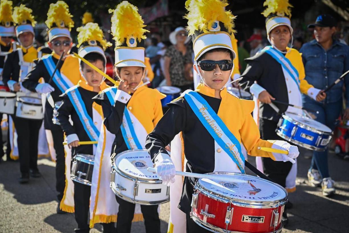  Por su parte el distrito educativo 4 desfiló desde los laboratorios Francelia hasta el Instituto Nido de Águilas, distrito 6 arranco desde el Banco Centroamericano finalizando frente al Estadio Nacional.