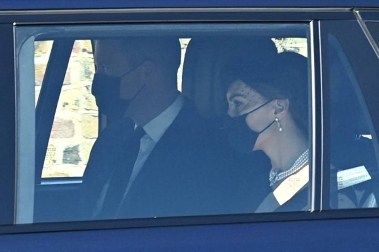 El collar fue un regalo del gobierno japonés a la reina y fue diseñado por Garrard. Isabel II también le prestó la misma gargantilla a la fallecida princesa Diana y es una de las joyas más especiales de la corona. La duquesa complementó su atuendo con unos aretes de perla que también le fueron prestados por la reina.