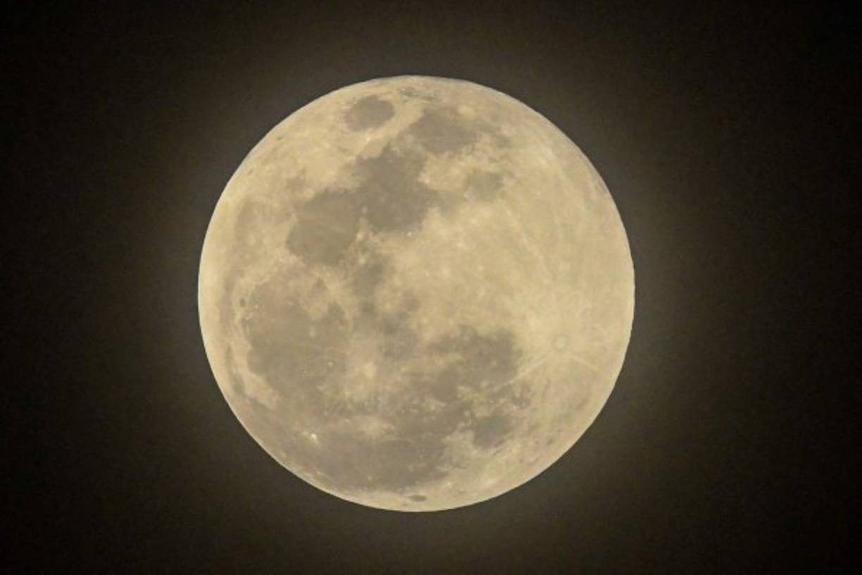 La Luna llena se encuentra a 357.460 kilómetros de la Tierra, y es esta proximidad junto con la fase de Luna llena lo que da lugar a la superluna.