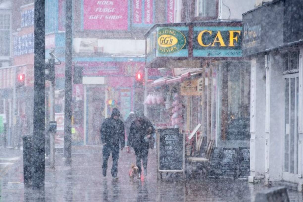 En Reino Unido, las autoridades han avisado que habrá entre 5 y 10 centímetros de nieve en varias partes del país, así como la probabilidad de que el transporte aéreo y por carretera se vean afectados, así como los servicios de electricidad y de telefonía.