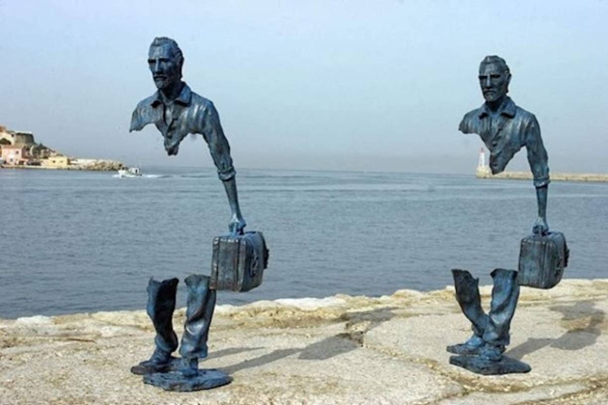 'Les Voyageurs', son una serie de obras del escultor francés Bruno Catalano. En 2013 fueron presentadas en Marsella, Francia. Su apariencia genera la idea de que están incompletas. Es la finalidad con la que el artista las creó,el juego óptico. Sus partes faltantes las hacen extraordinarias.