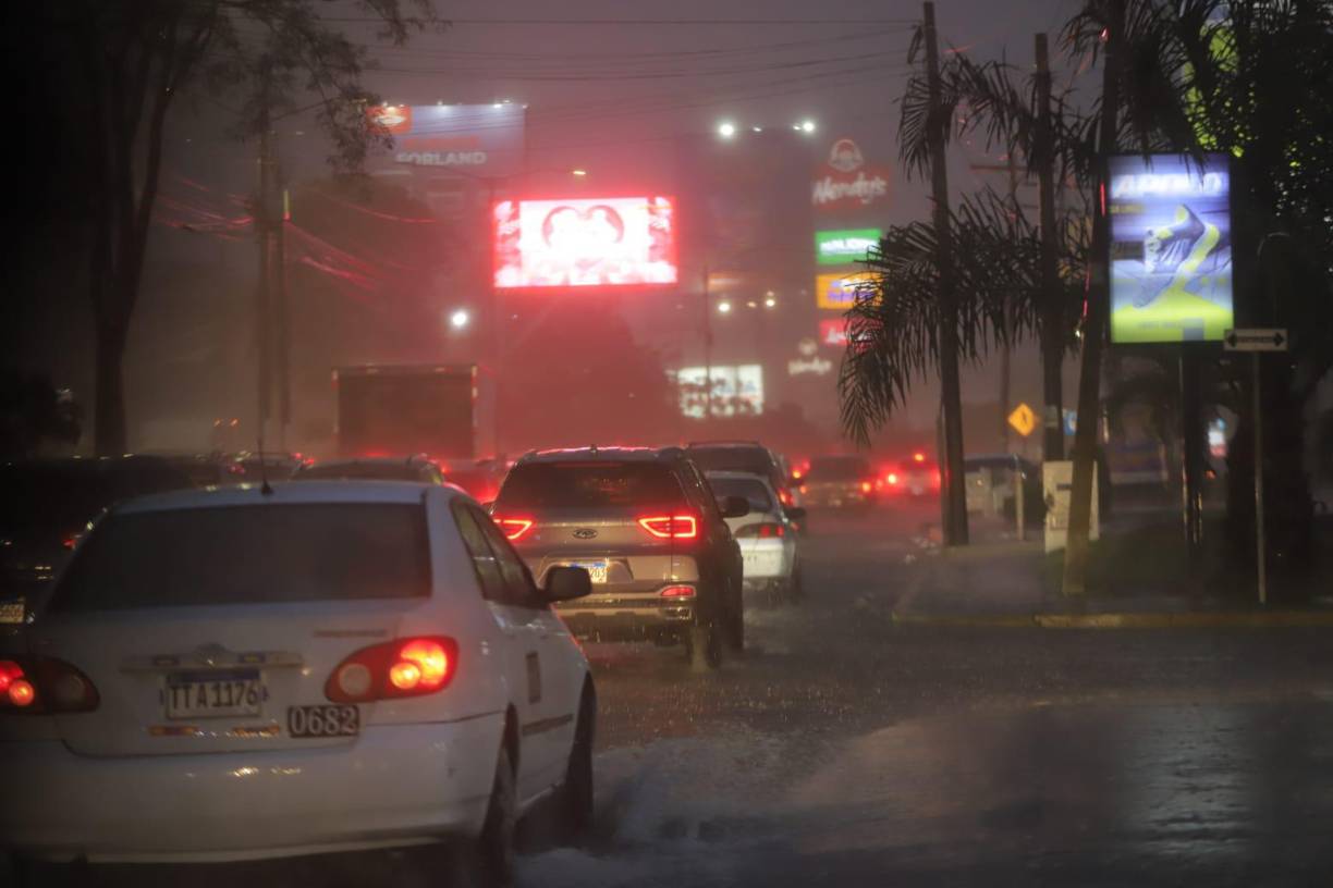 El inicio del invierno viene con tormentas eléctricas, anunciaron las autoridades de Copeco.