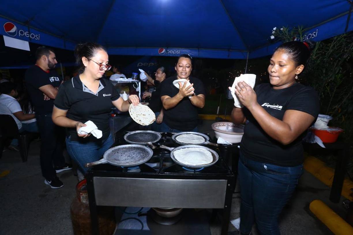 Platillos hechos al instante como baleadas también degustaron los sampedranos.