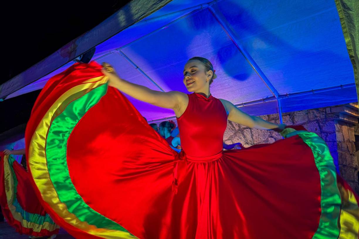 Los visitantes también pudieron recorrer las cuatro villas navideñas decoradas con luces y perfectas para fotografías en lugares emblemáticos como Plaza el Ángel, el museo digital, el fuerte de Cabañas y la plaza central. 
