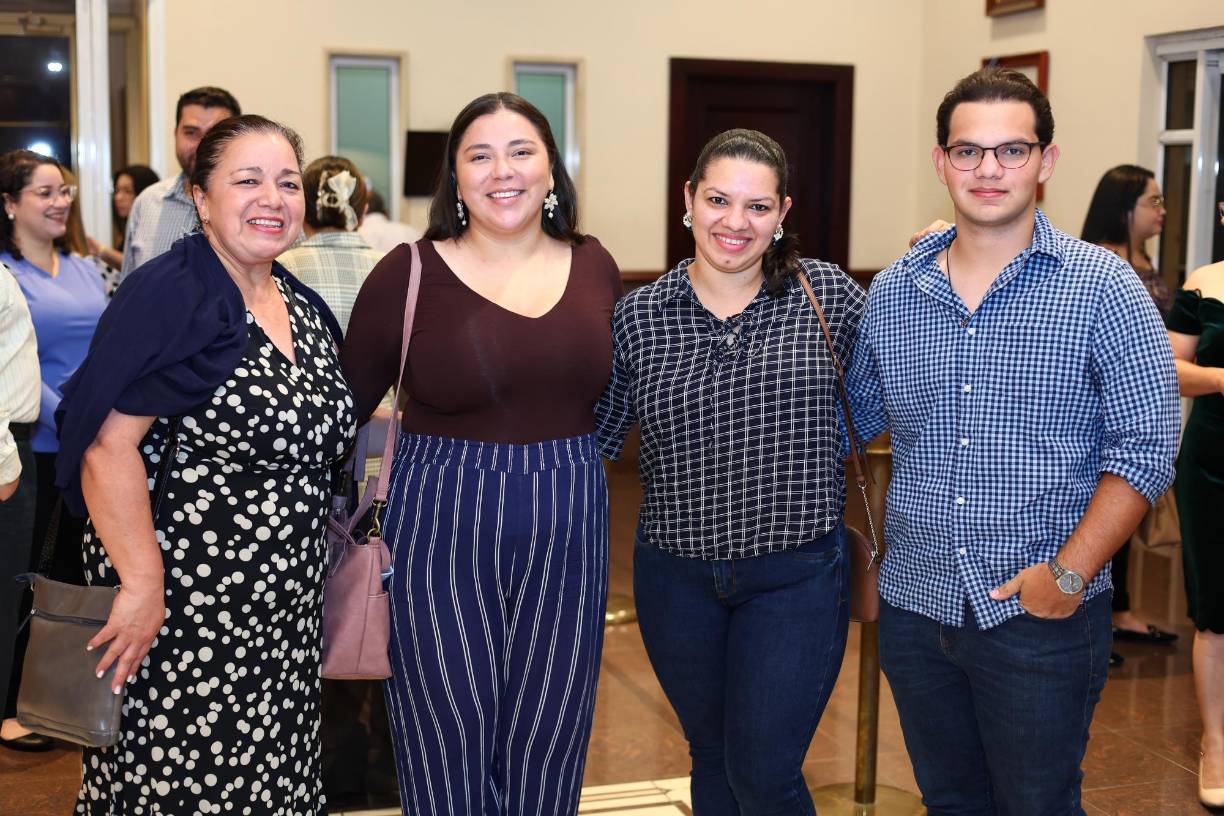 Azucena Rodríguez, Diana Torres, Alejandra Arteaga y Christian Torres
