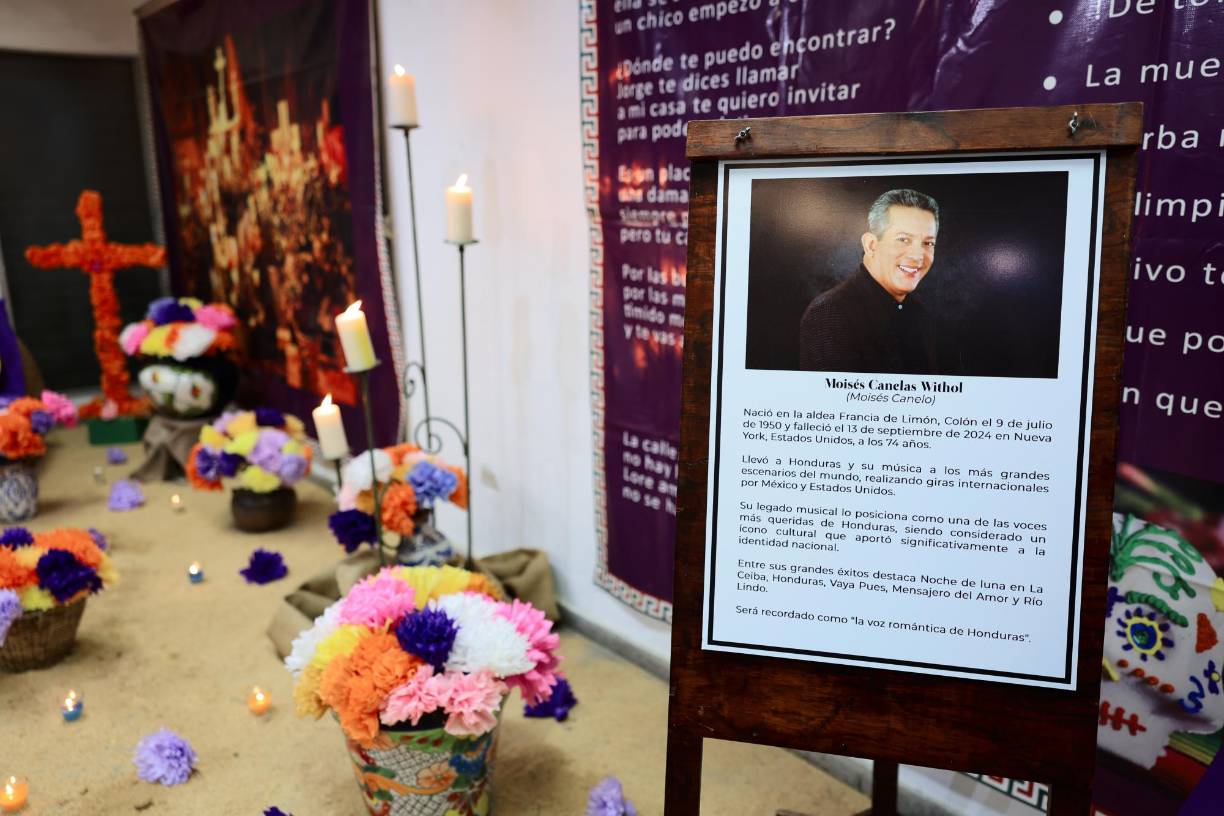 En el lado izquierdo del altar se apreciaba la biografía de Moisés Canelas, quien en vida fue un artista hondureño que representó en gran manera a nuestro país. 