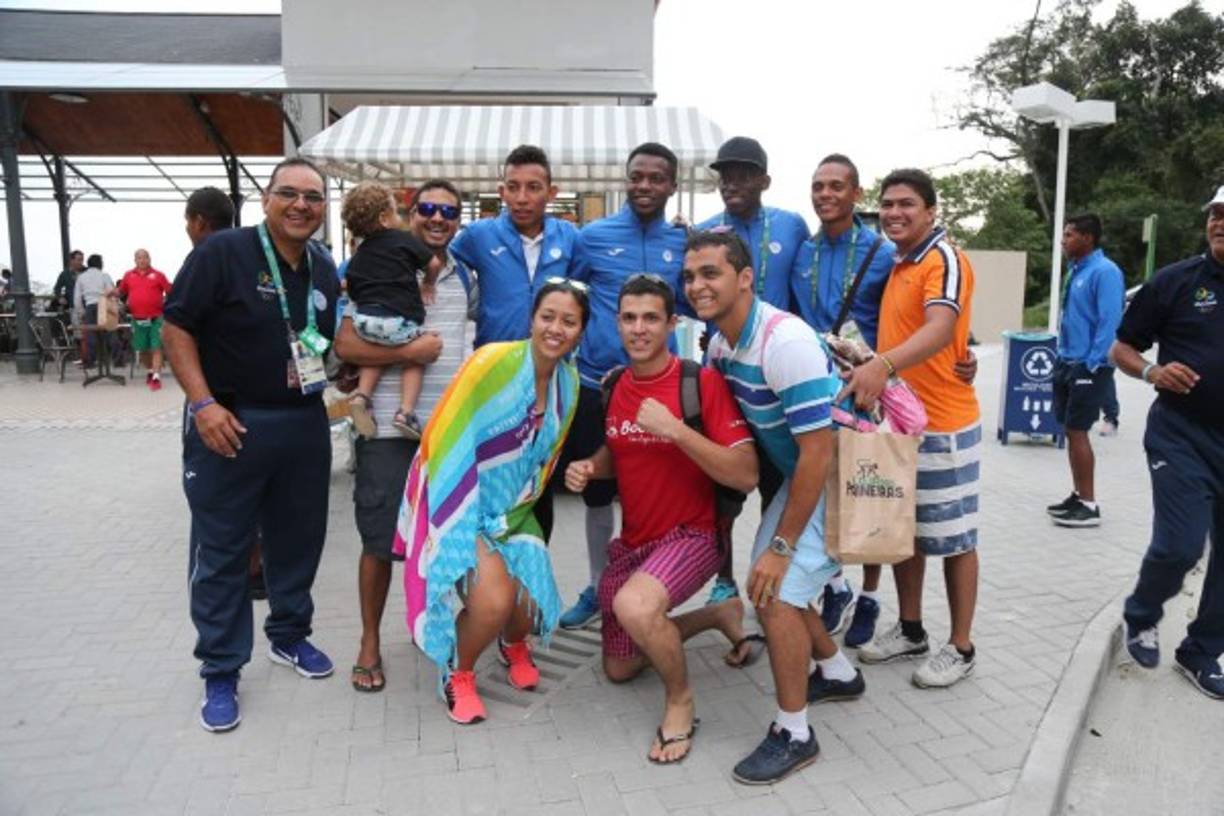Aficionados y otros deportistas que participan en las Olimpiadas aprovecharon para tomarse una foto con la Sub 23 de Honduuras.
