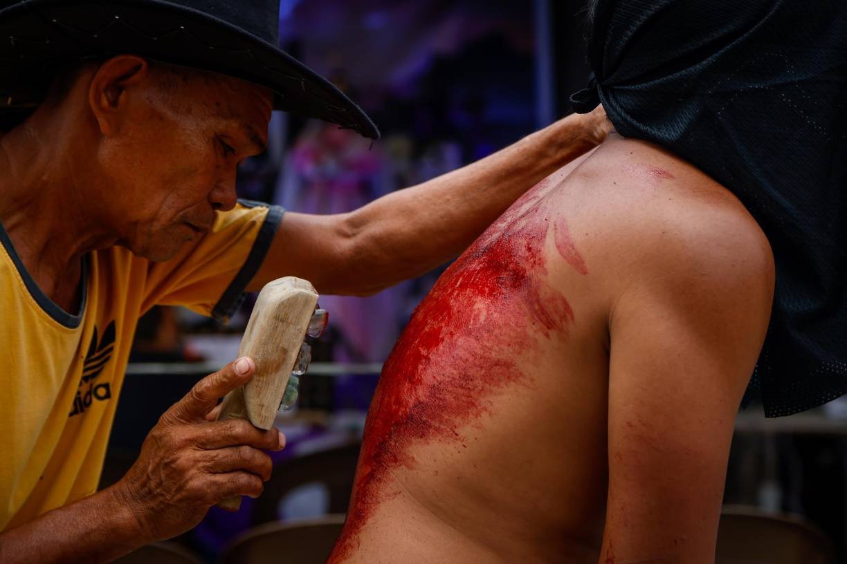 La Iglesia católicas y las autoridades sanitarias advierten de los riesgos para la salud de las crucifixiones, pero cada año se repite este paroxismo religioso en Semana Santa que atrae a miles de devotos y turistas.