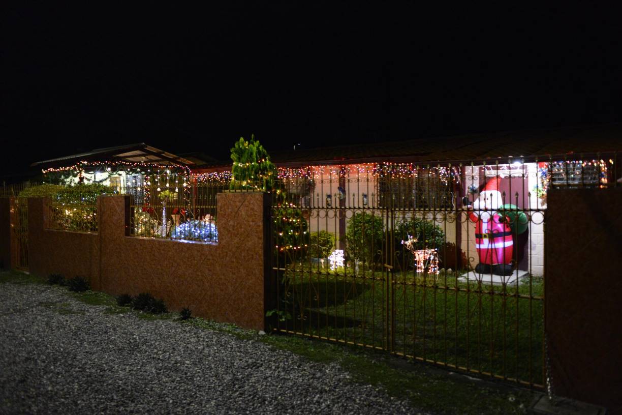 Con un cálido abrazo y una sonrisa en su rostro, Salazar abrió las puertas de su casa al equipo de LA PRENSA este fin de semana, para compartir la historia de la famosa “casa bonita” de esta colonia.