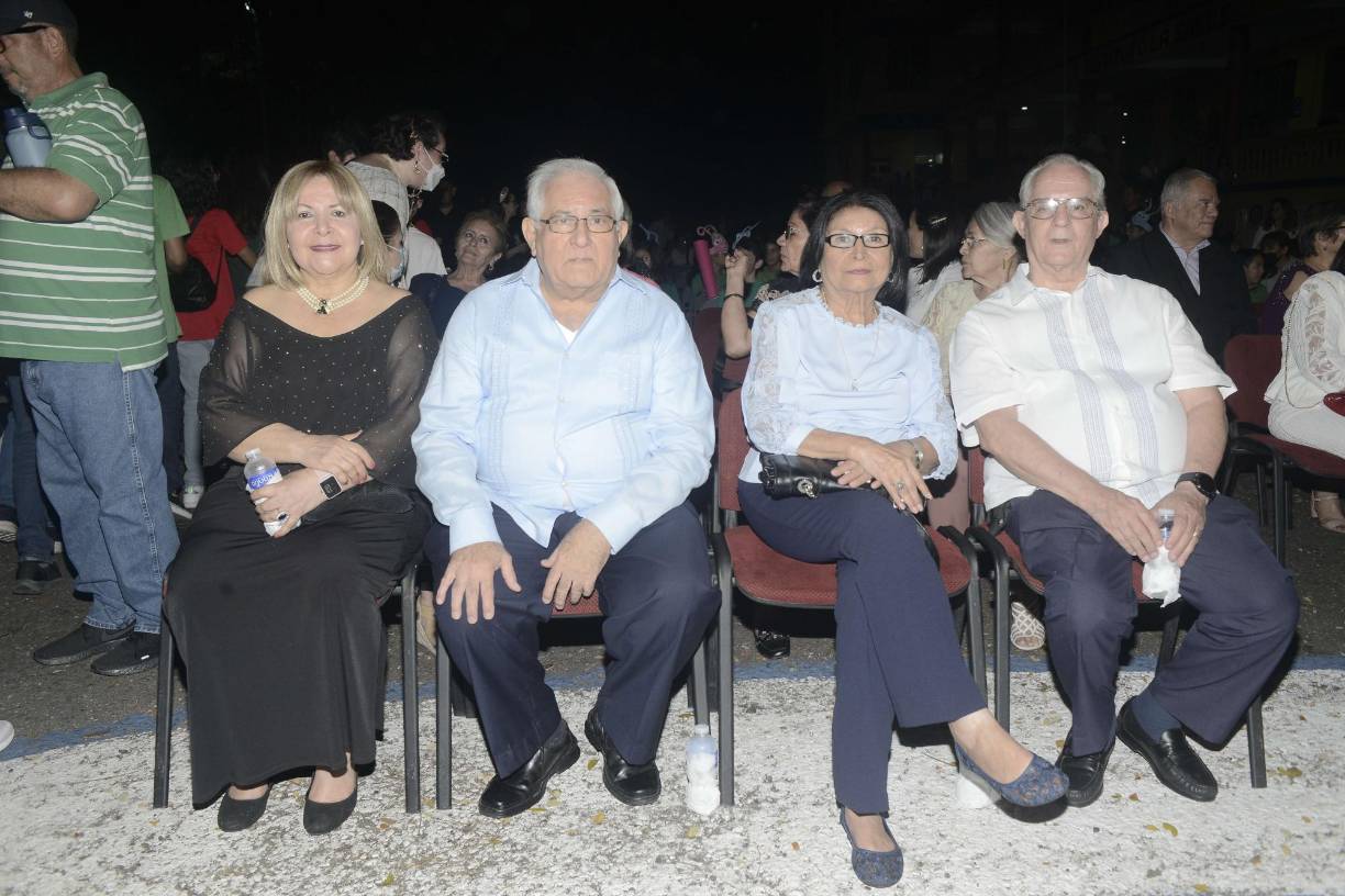 Reina Sosa y José Kury junto a Yolanda y Jesús Echeto
