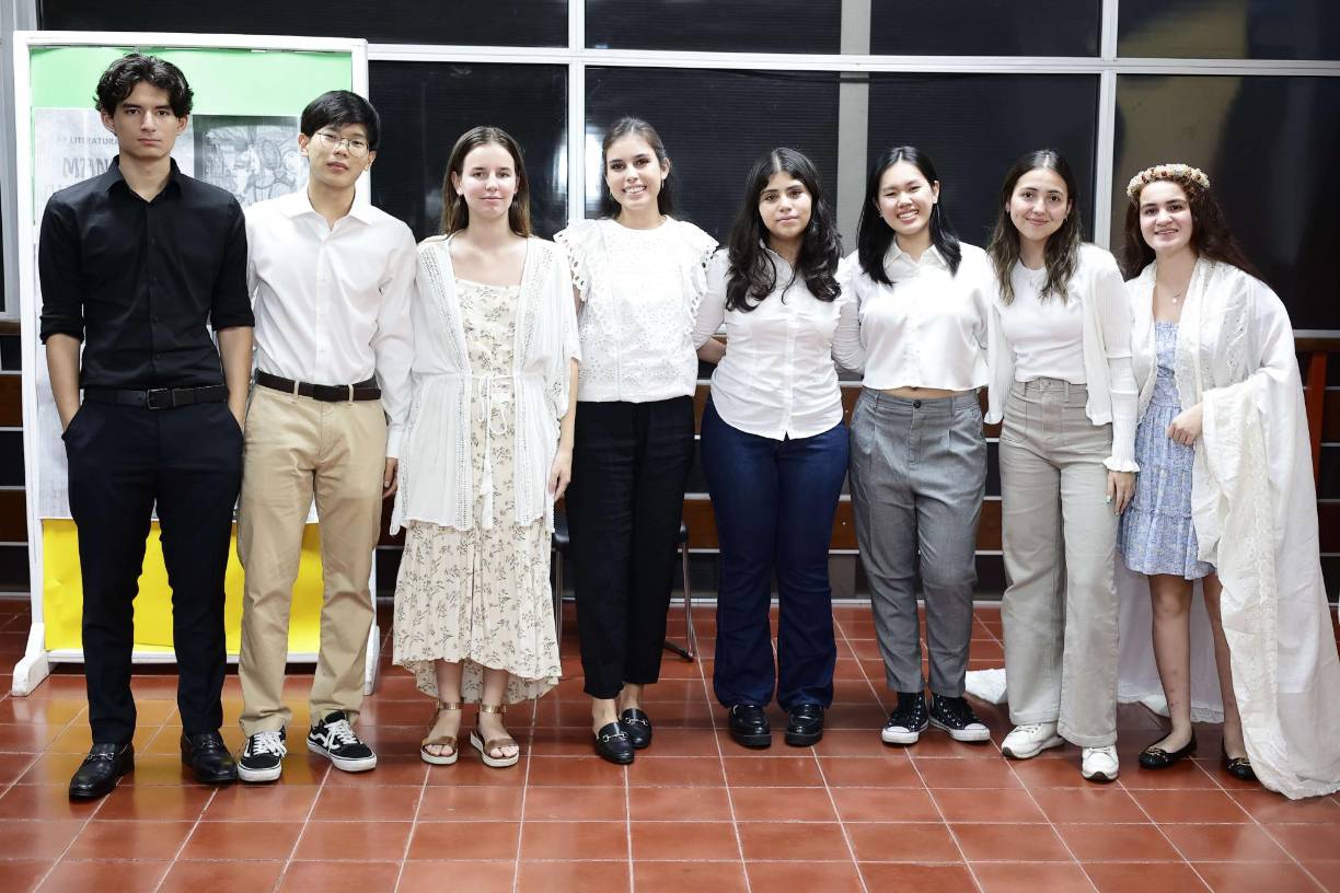 Los jóvenes estudiantes de la Escuela Internacional Sampedrana (EIS) celebraron una vez más una jornada educativa cargada de historia, culturas e interacción sobre las mismas. Entre dramatizaciones, debates, lecturas y exposiciones fluyó la tarde, bajo la dirección de la docente Indira Flamenco. En la foto: Mario Handal, Eunchan Kim, Gianella Racciatti, Cecilia Cabrera, Bader Jovel, Mimi Ham, Jimena Chávez y Amira Yacamán 