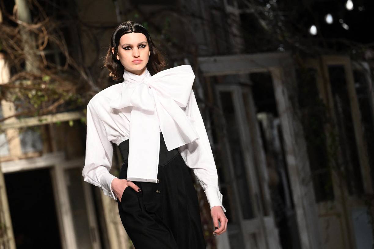 La moda coquette, caracterizada por su estilo coqueto y romántico, ha sido desplazada por la tendencia ‘Very Demure, Very Mindful’. Mientras que la moda coquette se centraba en la feminidad y el encanto, la nueva tendencia pone énfasis en la modestia y la consciencia.