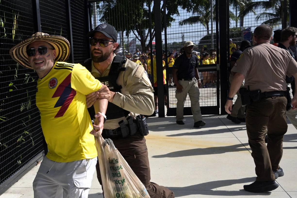 Policía actuó de inmediato con los aficionados que causaron disturbios.