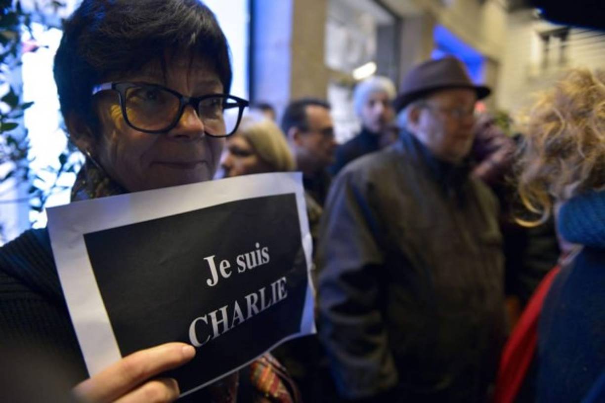 La búsqueda de los presuntos islamistas era frenética al caer la noche en Francia, con miles de policías movilizados. Tras huir del lugar en dos coches, los atacantes desaparecieron en el este de París, rumbo a las afueras.