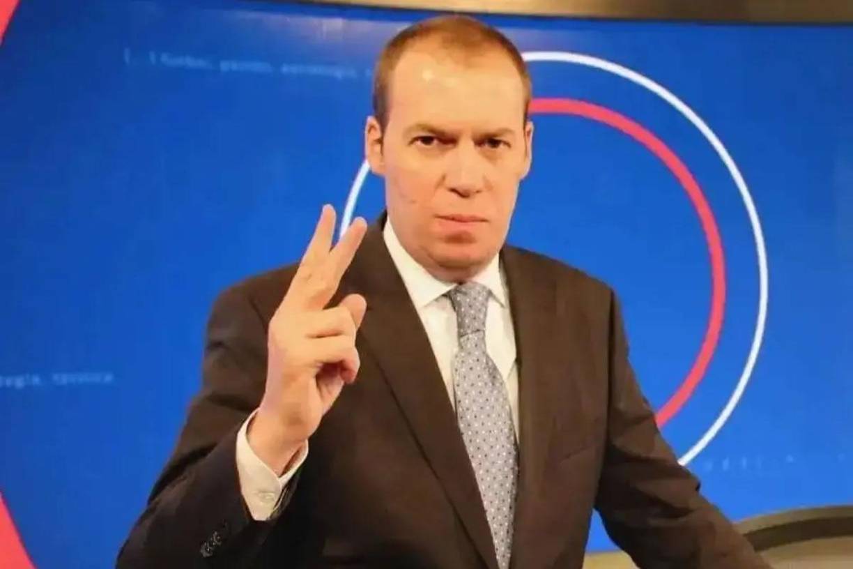 El comentarista, que murió a los 52 años, fue un referente del periodismo deportivo gracias a su trayectoria de más de tres décadas en el medio, camino que comenzó a los 14 años con insistencia y bajo la tutela de José Ramón Fernández.