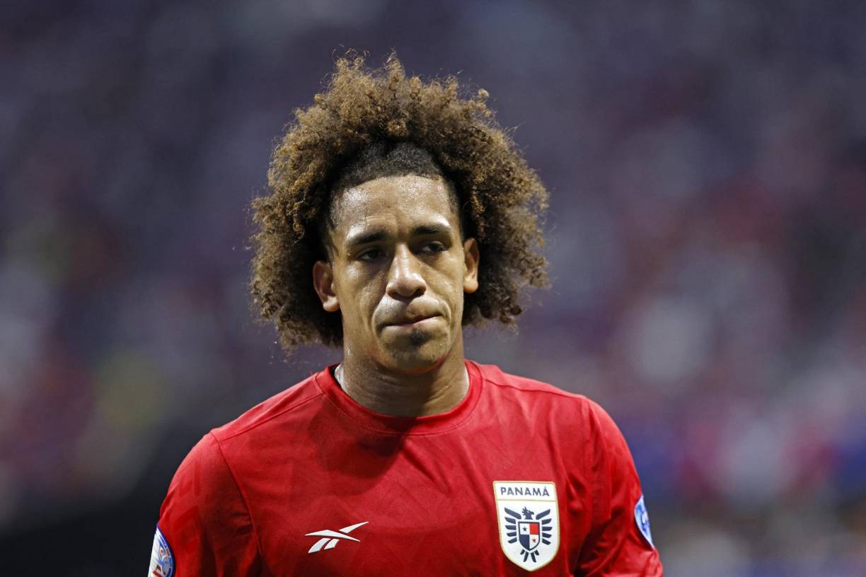 Panama's midfielder #08 Adalberto Carrasquilla leaves the pitch after being shown a red card during the Conmebol 2024 Copa America tournament group C football match between Panama and USA at Mercedes Benz Stadium in Atlanta, Georgia, on June 27, 2024. (Photo by EDUARDO MUNOZ / AFP)