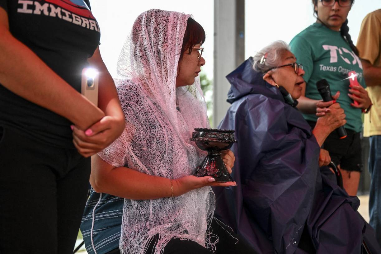El uruguayo Carlos Eduardo Espina, de 23 años, se mostró muy crítico con la política migratoria de Estados Unidos, el país al que llegó con cinco años de edad. “Esto es terrible y parte el corazón”, dijo este activista de padre uruguayo y madre mexicana. “Pero cada día se está ahogando gente en el río [Bravo], cada día está muriendo gente en el desierto.