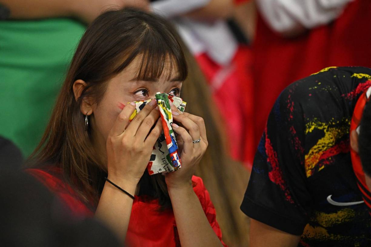 La tristeza también invadió a los fanáticos que estuvieron presentes en el Estadio Ciudad de la Educación de Qatar.