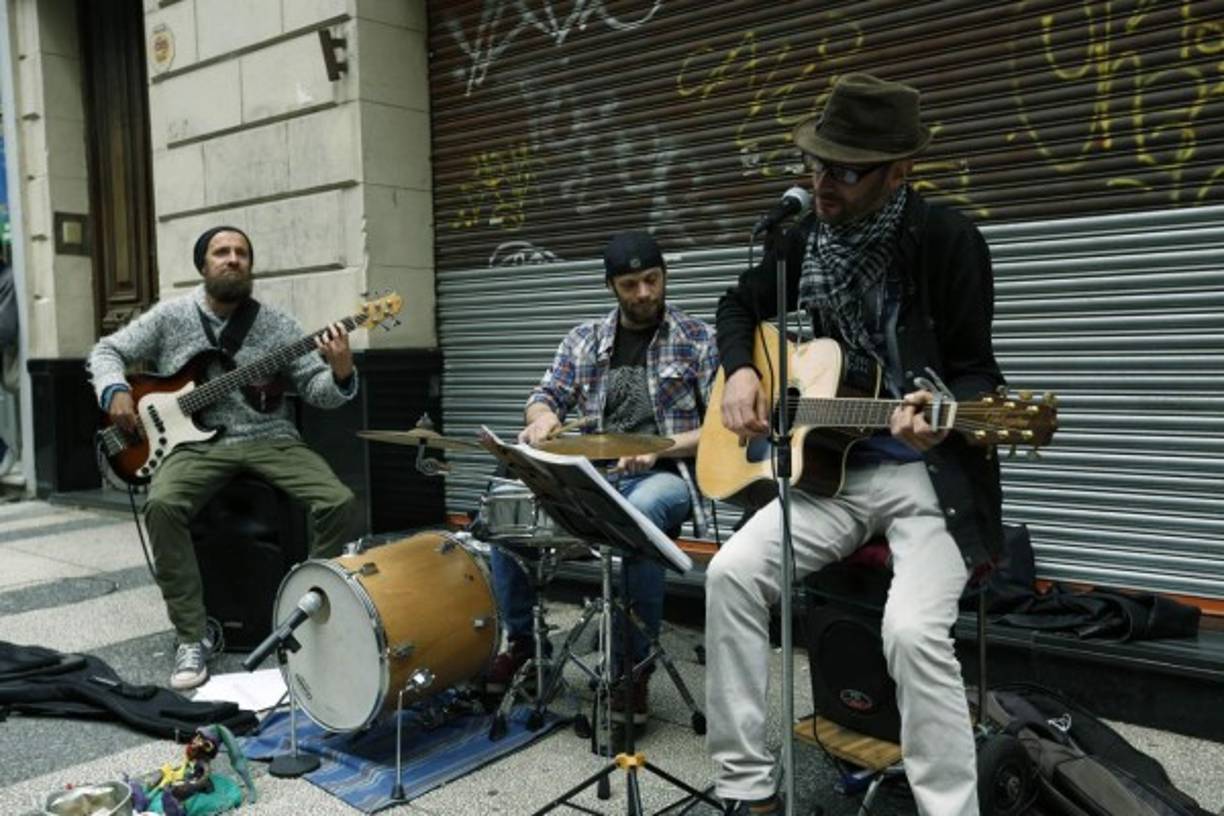 URUGUAY. Promoción del patrimonio. Músicos en una calle de Montevideo durante la celebración del Día del Patrimonio. Foto: EFE/Raúl Martínez