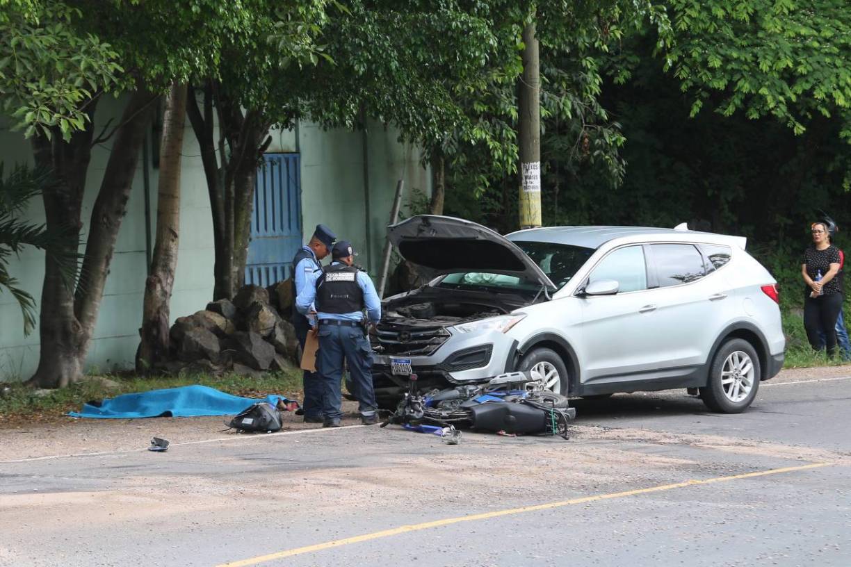 Consternados por la noticia, identificaron el cadáver y el vehículo de dos ruedas que conducía.