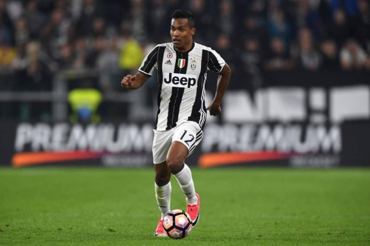La Juventus de Turín ha tomado una decisión final con respecto al futuro de Alex Sandro. El lateral brasileño, seguido por varios clubes de primer nivel, parecía tener el cartel de intransferible, hasta que el club ha decidido abrir la puja por su marcha. El conjunto italiano quiere realizar varios fichajes de nivel, y para ello su salida supondría un comodín económico importante.