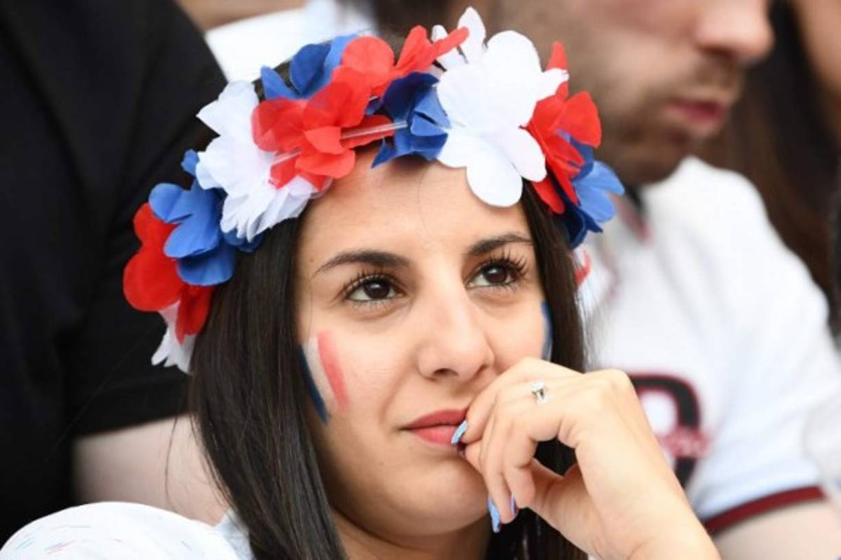 Las francesas apoyando a su selección con una corona de rosas y belleza. Foto AFP