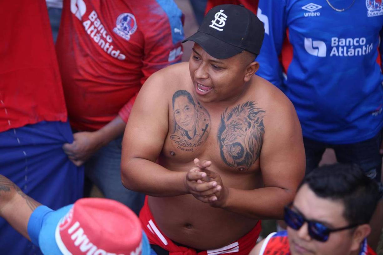 Este aficionado olimpista tiene un león tatuado en su pecho.