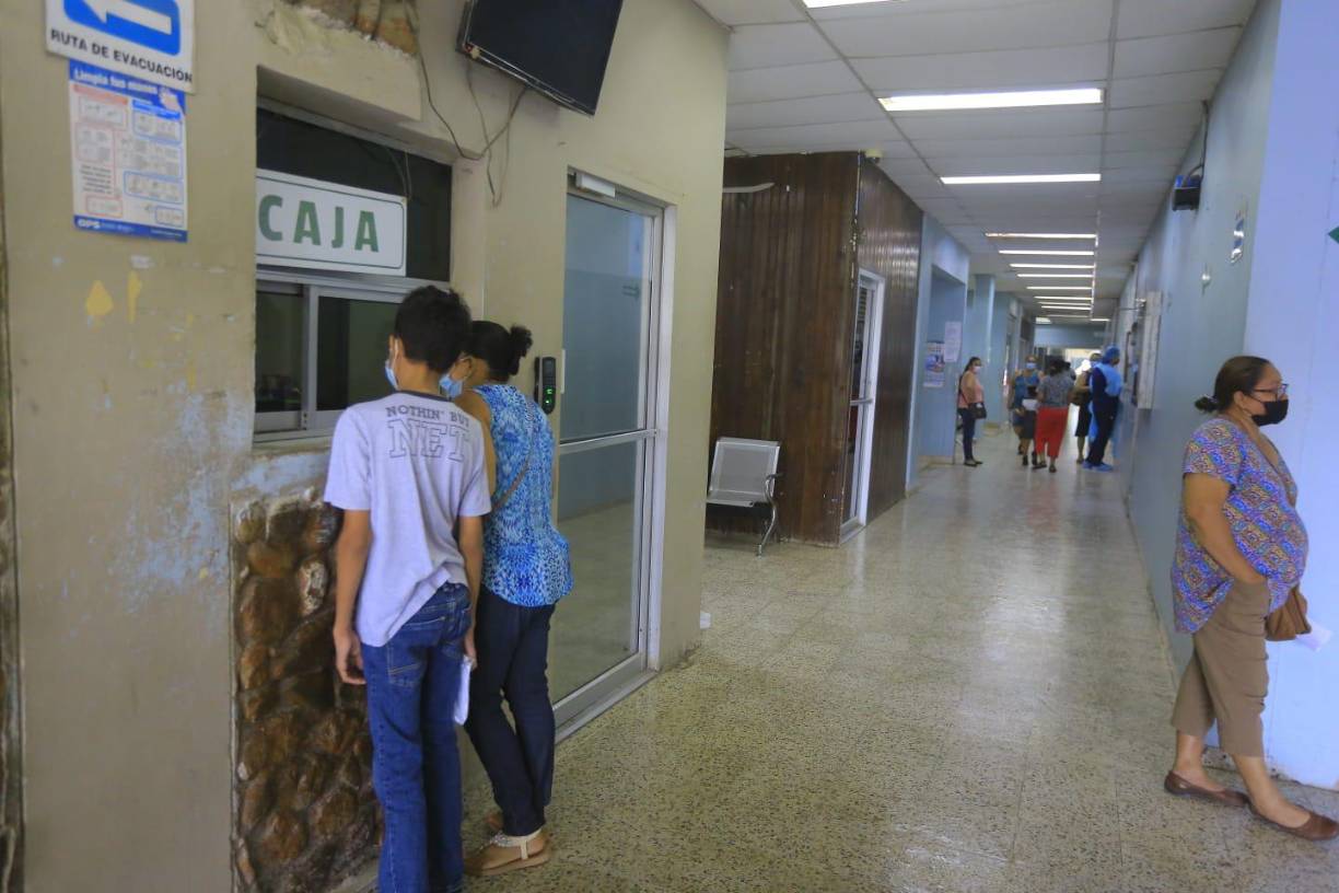 La atención en el hospital público de El Progreso, Yoro, regresó a la normalidad después que el director Edgar Murcia fuera separado de su cargo por la presión de un grupo de campesino que tenían tomada el área administrativa.