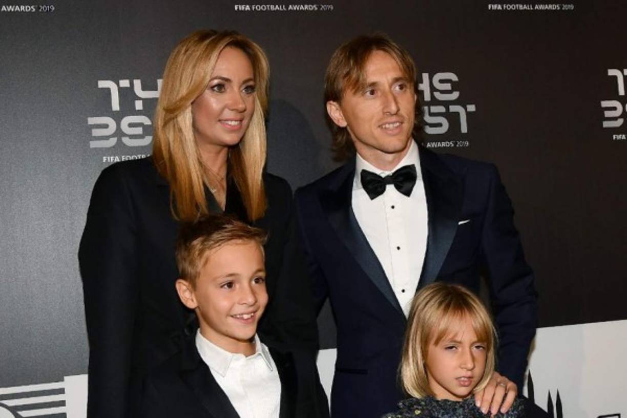 El mediocampista croata Luka Modric junto a su familia.