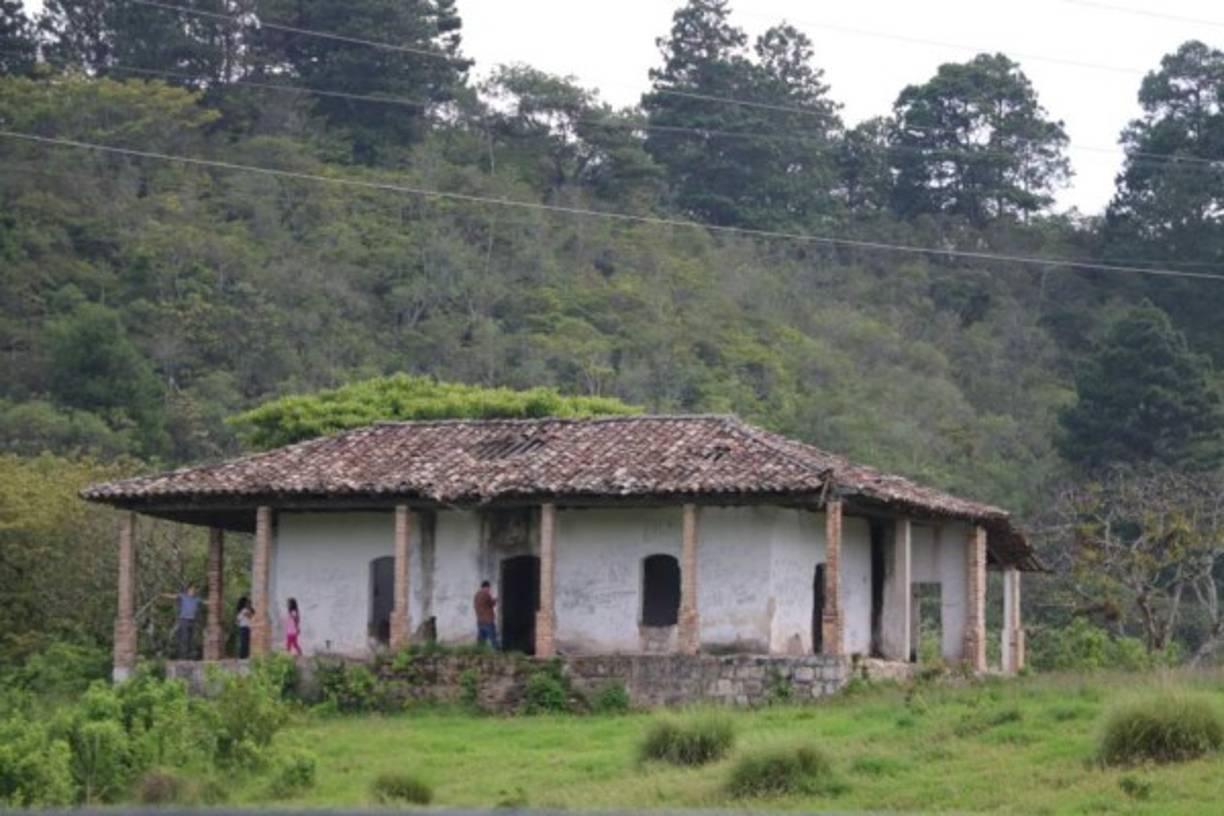 Muchos se muestran escépticos ante las historias y relatos, pero otros creen que entes del más allá se manifiestan en lugares “embrujados”. Esta ciudad, al occidente de Honduras, es conocida por ser pintoresca y tranquila, cuya arquitectura colonial y antigua resulta atractiva; sin embargo, esas mismas edificaciones son para algunos lugareños sitios propicios para “ver fantasmas”. Tal es el caso de la denominada “casa embrujada”, que se ubica en uno de los predios de la Iglesia Católica, en la entrada norte de Santa Rosa de Copán, de la que sobran relatos de personas que aseguran han sido asustados en el lugar. La casa ha sido objeto de visita de periodistas de cadenas de telivisión internacional, en cuyos reportajes aseguran que aunque no han sido grabados en las cintas de videos, entes de otras dimensiones se hacen sentir en medio de las gruesas paredes.