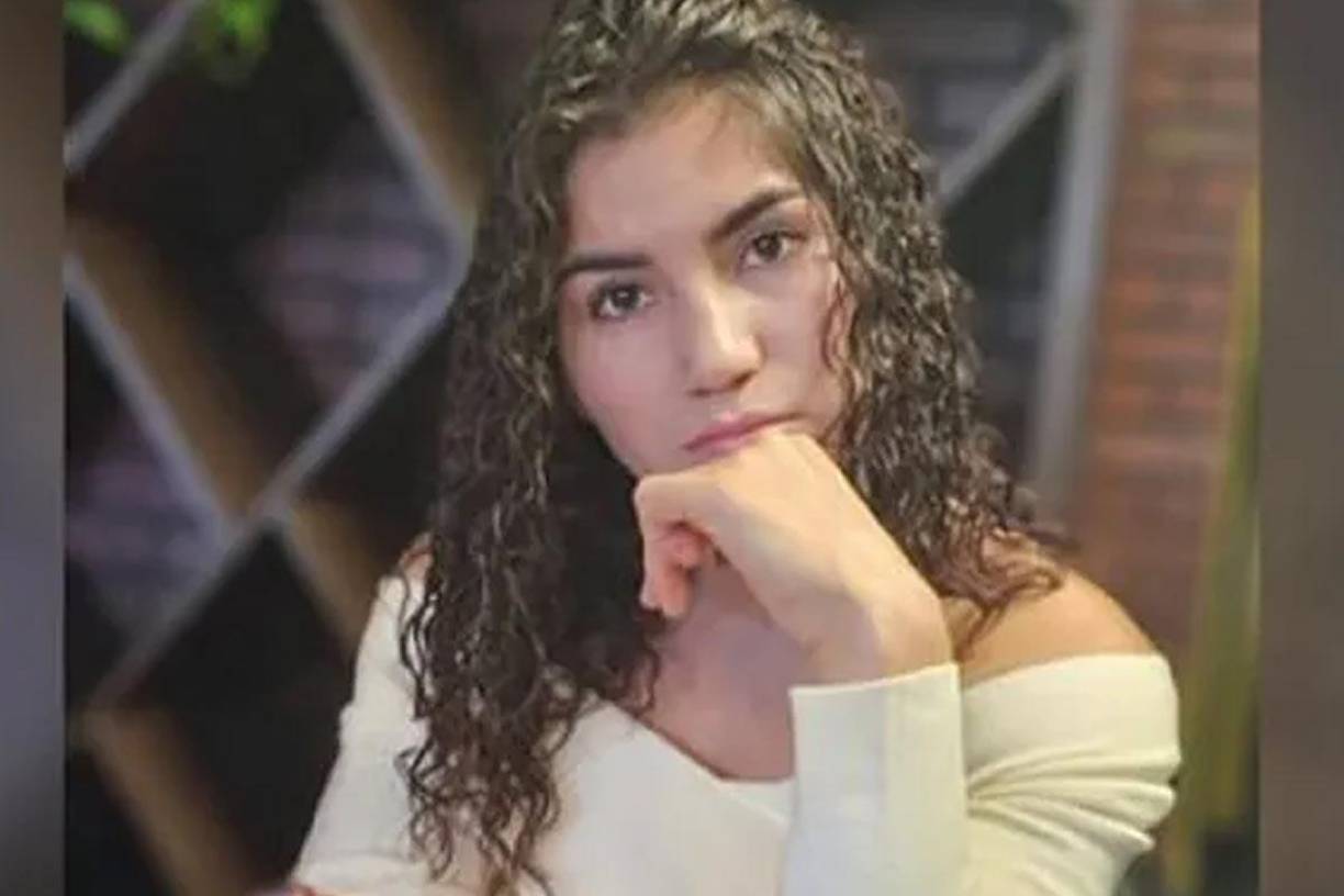 Tenía el cabello largo y suelto, generalmente recogido en una cola de caballo durante sus entrenamientos.