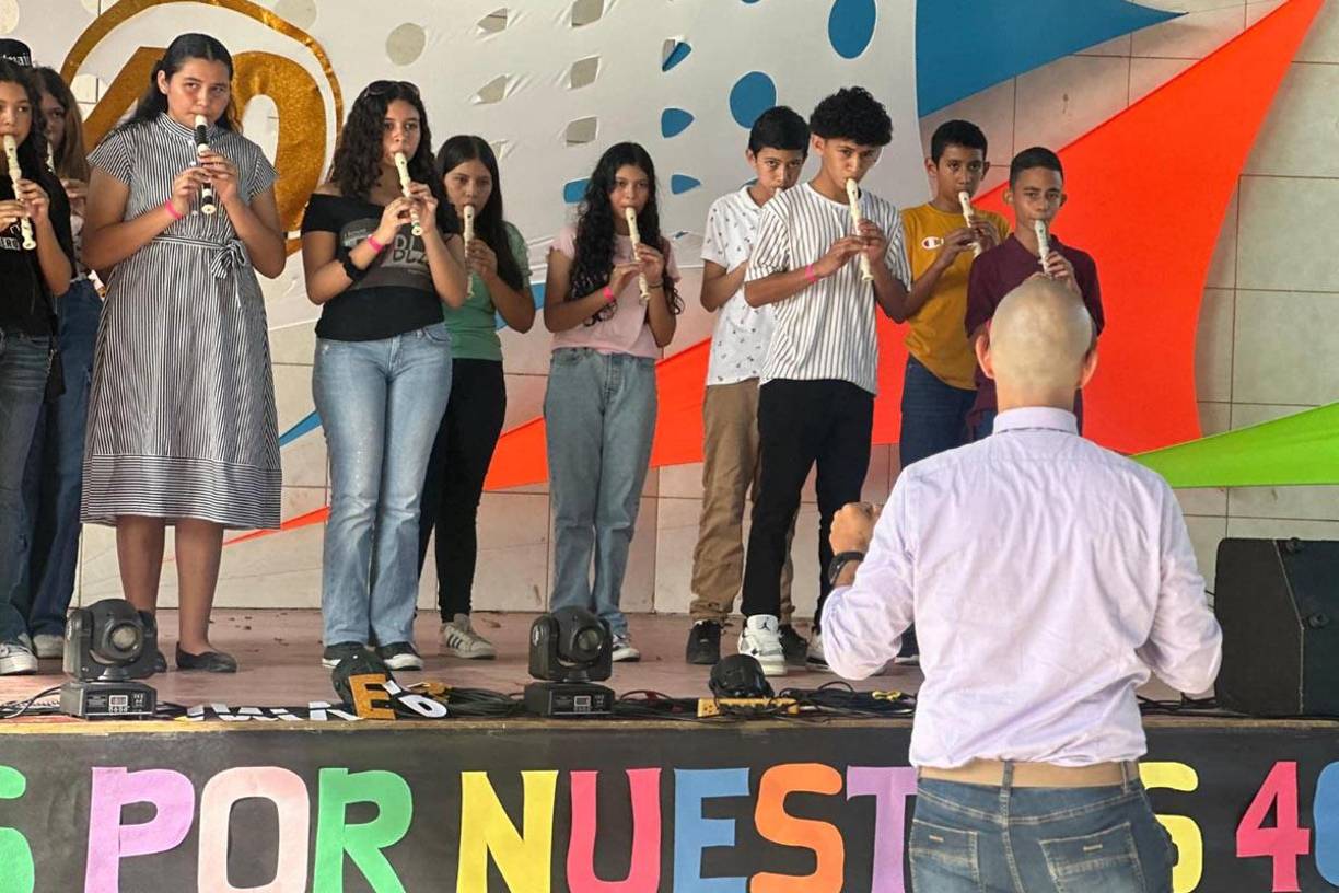 El docente de Artística Wilson Alas dirigió a sus alumnos en la presentación de flauta.