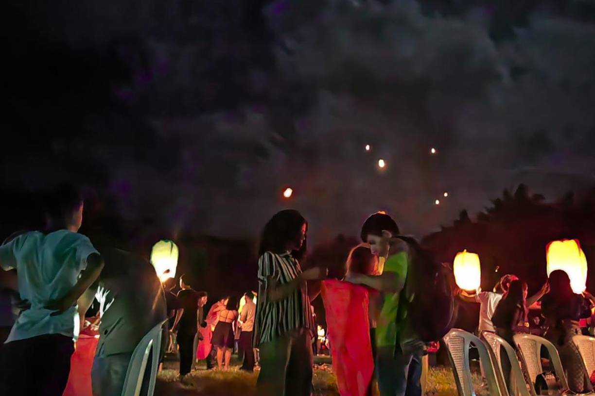 Los jóvenes se divirtieron con los globos de cantoya en la noche iluminada por la luna.