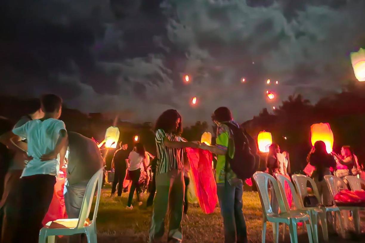 Para muchos, elevar un globo de cantoya representa deseos de esperanza, prosperidad y buenos augurios.